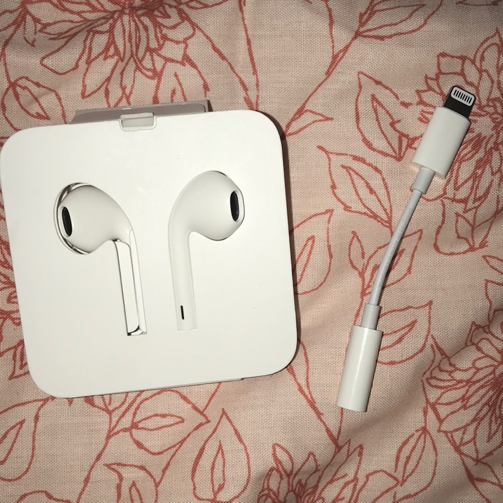 Apple EarPods and Lightning to Headphone Adapter